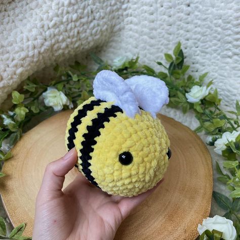 Bee Amigurumi Free Pattern - Amigurumi Bee Amigurumi Free Pattern, Bee Free, Crochet Bee, Painted Candles, Free Amigurumi Patterns, Plush Pattern, Crochet Squares, Amigurumi Free, Amigurumi Free Pattern