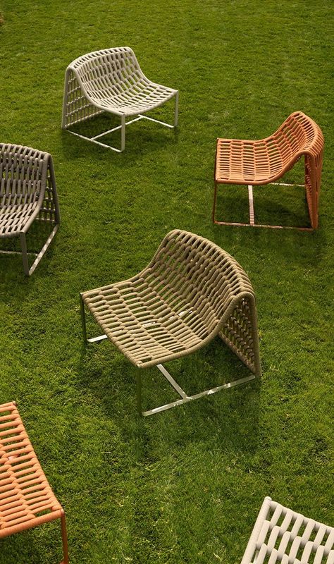 Live the freedom of your outdoor space: it is finally yours without compromising on style, design and price. Minimalist Outdoor Furniture, Outdoor Chairs Design, Woven Outdoor Furniture, Art Deco Garden, Outdoor Loungers, Outdoor Living Furniture, Outdoor Seat, Modern Outdoor Furniture, Pool Furniture