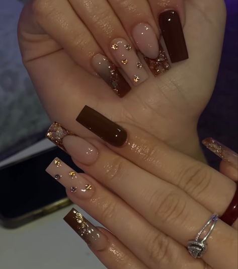 Brown Acrylics With Design, Latina Acrylic Nails Brown, Pretty Nails For Fall Acrylic, Fall Long Nails Acrylic, Brown Prom Nails Acrylic, Cute Brown Fall Nails, Fall Long Nails Ideas 2023, Latina Acrylic Nails Medium, Fall Latina Nails