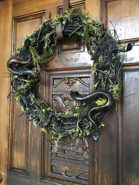 Halloween Snake Wreath, Voodoo Halloween Wreath, Snake Wreath Diy, Mossy Halloween Decor, Jungle Halloween Decorations, Halloween Swamp Decorations, Moss Halloween Decor, Haunted Bayou Halloween, Swamp Halloween Decorations