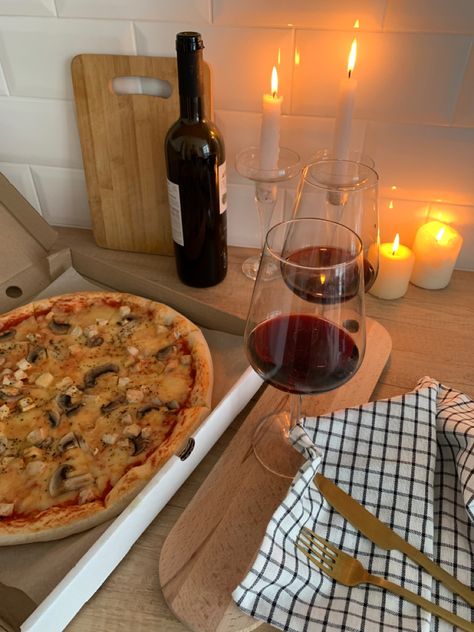 Vogue Food, Pizza Y Vino, Pizza Vino, Lunch Aesthetic, Valentines Date Night, Wine And Pizza, New York Style Pizza, Wine Night, Pizza Night