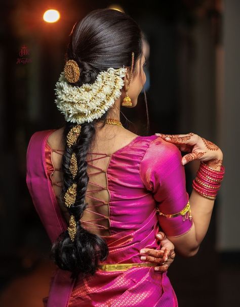 Jasmine Flower Hairstyle For Saree, Jasmine In Hair, Hairstyles With Flowers Indian, Jasmine Flower Hairstyle, Wedding Times, Saree Pose, South Indian Wedding Hairstyles, Sari Blouses, Hair Style On Saree