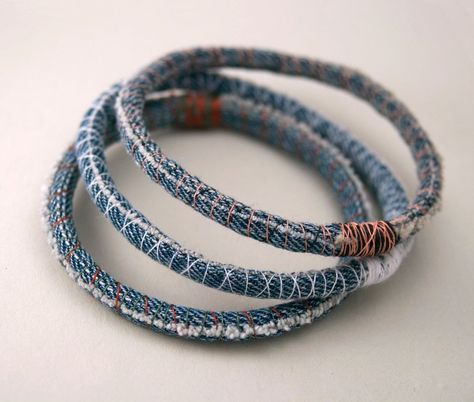 Bracelets Denim Bracelets, Artisanats Denim, Recyceltes Denim, Denim Bracelet, Bracelet Fil, Blue Jeans Crafts, Fabric Bracelets, Denim Jewelry, Denim Ideas