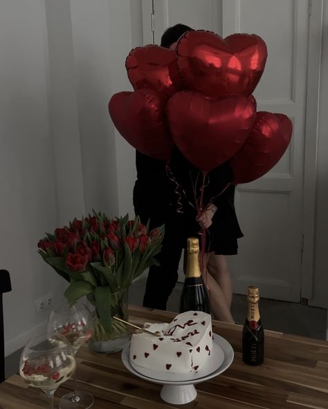 Valentine Gifts For Him, Valentines Date Ideas, Valentines Day Aesthetic, Valentines Gift For Boyfriend, Day Aesthetic, Valentines Couple, Valentines Day Couple, Room Ideas Aesthetic, Valentine Photo