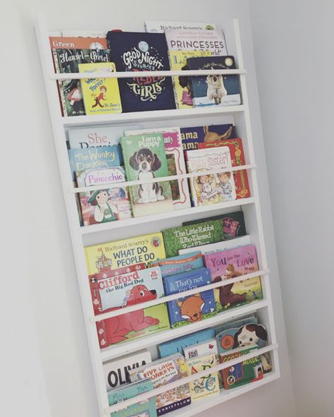 Diy Wall Mount Bookshelf, Flat Wall Bookshelf, Diy Mounted Bookshelf, How To Make Book Shelf, Diy Wall Shelf For Books, Diy Wall Book Shelf, Diy Wall Bookshelves Kids, Diy Wall Mounted Bookshelves, Diy Kid Bookshelf