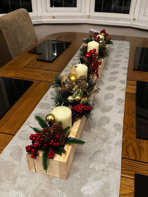 Wood Decor For Christmas, Center Table Decor Christmas, Christmas Rustic Table Decor, Christmas Decor Items, Farmhouse Table Christmas Decor, Christmas Sideboard Decor, Christmas Table Gifts, Christmas Box Ideas, Table Decorations For Christmas