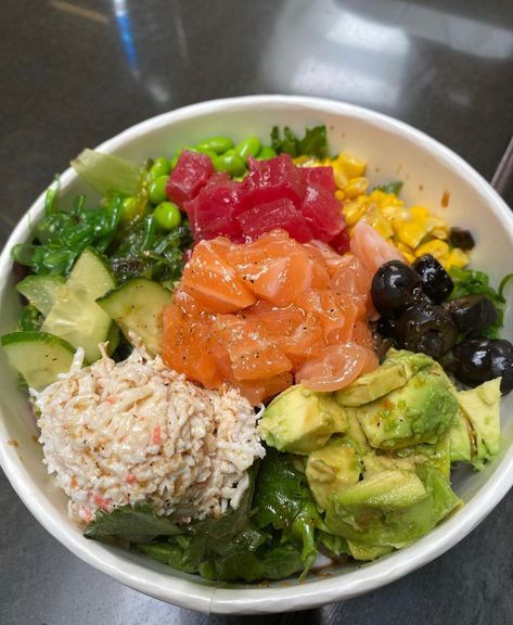 Poke Bowl Crab Meat, Poke Bowl Crab, Asie Bowls Fruit, Crab Poke Bowl, Poke Aesthetic, Sushi Poke Bowl, Poke Bowl Aesthetic, Crab Meals, Crab Bowl