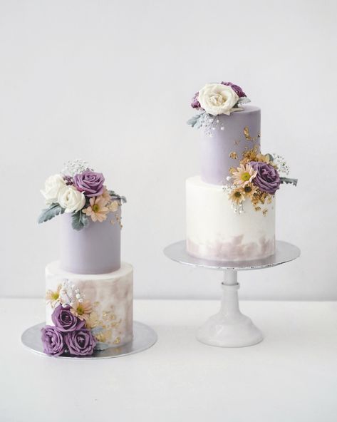 Lavender Two Tier Cake, Lavender Cake Design For Wedding, Lavender Themed Wedding Cake, Lilac Buttercream, Wedding Cake Purple, Lilac Cake, Cakes With Flowers, Wedding Cake Designs Simple, Modern Birthday Cakes