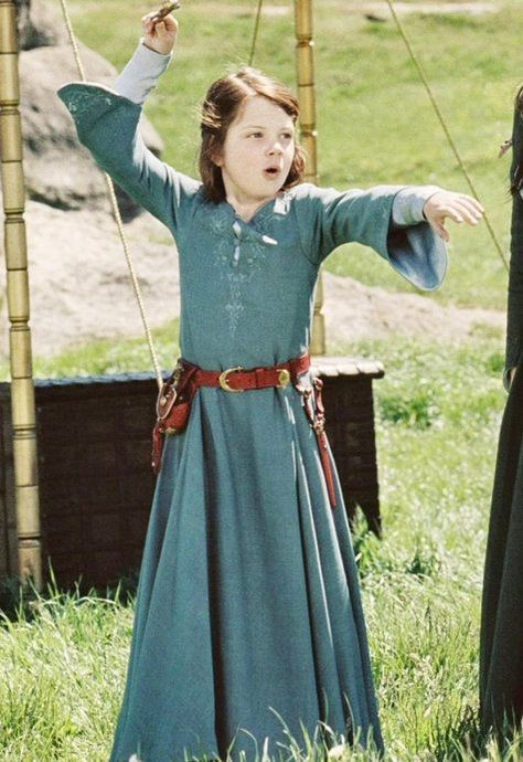 Chronicles Of Narnia Susan, Lucy Narnia, Narnia Susan, Narnia Lucy, Lucy Costume, Narnia Costumes, Barbie Costumes, Narnia Cast, Lucy Pevensie