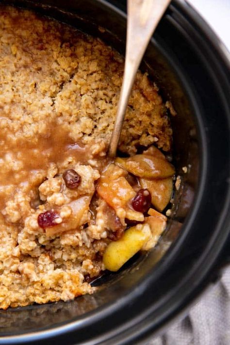 Crock Pot Oatmeal, Crockpot Oatmeal, Oatmeal Apple, Slow Cooker Oatmeal, Crockpot Apple, Breakfast Crockpot Recipes, Apple Cinnamon Oatmeal, Slow Cooker Breakfast, Apple Oatmeal