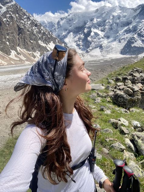 Cool Hiking Pictures, Granola Hiker Aesthetic, Women Hiking Aesthetic, Hiker Outfits For Women, Hiking Cute Outfit, Cute Hiking Photos, Hiking In Nature, Hiking Outfit Cute, Mountain Outfit Spring