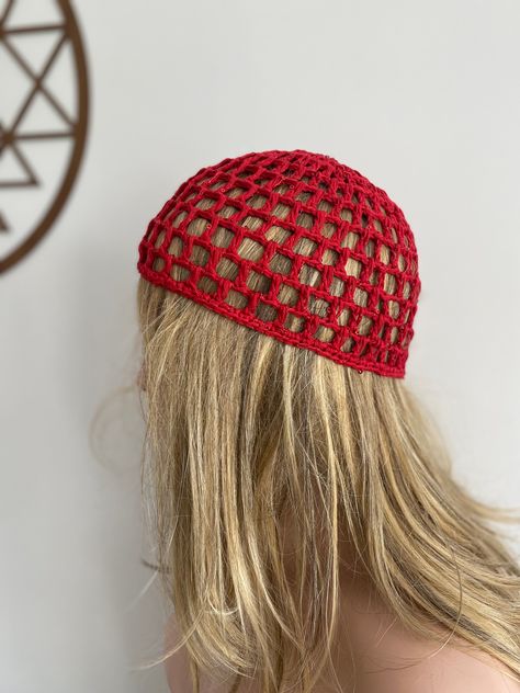 Red Hat Crochet, Bonnet Hat Crochet, Crochet Ideas Beanie, Crochet Red Yarn, Bonnet Crochet Pattern Free, Crochet Mesh Hat, Crochet Lace Hat, Das Ideas, Crochet Photoshoot