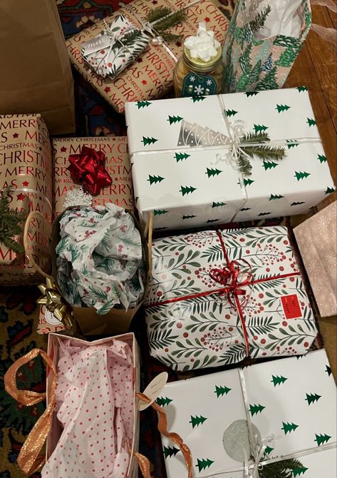 Christmas Gift Wrapping Aesthetic, Christmas Presents Aesthetic, December Aesthetic, Christmas Dreaming, Cosy Christmas, Christmas Feeling, Christmas Inspo, Warm Christmas, Christmas Wonderland