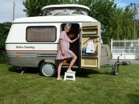 Un vrai petit château... - 4 bricoles...et plus Rangement Caravaning, Petit Camping Car, Eriba Puck, Camper Caravan, Vintage Camper, Car Camping, Camping Car, Go Camping, Glamping