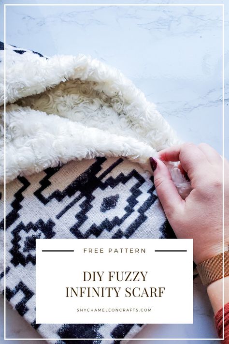 DIY / DIY Scarf / Infinity Scarf / Free Sewing Pattern / Beginner Sewing Pattern Flannel Scarf Diy, Infinity Scarf Sewing, Fleece Scarf Pattern, Diy Infinity Scarf, Twisted Scarf, Infinity Scarf Pattern, Beginner Sewing Patterns, Scarf Infinity, Free Sewing Pattern