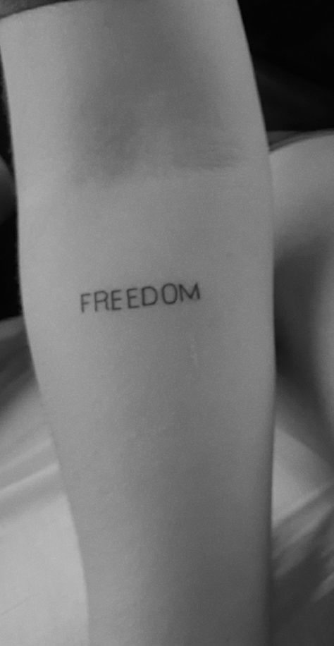 Freedom Tattoo For Women Inspiration, Tattoos Freedom, Hand Written Tattoos, Men Tattoo Ideas Small, Tattoo Ideas Realistic, Drawings Tattoo Ideas, Art Drawings Tattoo, Tattoo Freedom, Artist Tattoo Ideas