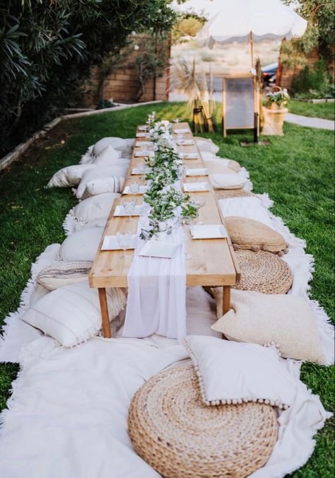 Backyard Picnic Bridal Shower Ideas, Bridal Party Picnic, Boho Party Table Setting, Outdoor Picnic Bridal Shower Ideas, Bachelorette Picnic Party, Bridal Picnic Ideas, Luxury Picnic Setup Ideas, Bachelorette Picnic Ideas, Boho Outdoor Picnic