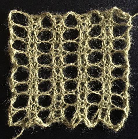 Three row mesh: a free knitting stitch pattern Fishnet Knitting Pattern, Knit Mesh Pattern, Knit Mesh Stitch, Lace Knitting Stitches, Wire Knitting, Knit Structure, Knit Stitches, Crochet Weaves, Lace Knitting Patterns