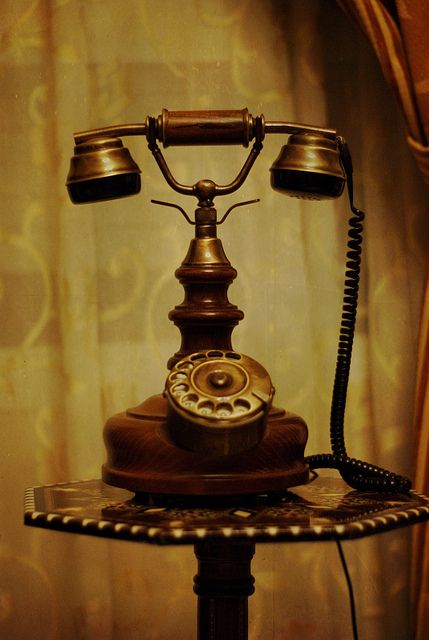 .GOD I LOVE THIS.... want it in my living room :P <3 <3 <3 1920 Style, Telephone Retro, العصور الوسطى, Antique Phone, Telephone Vintage, Antique Telephone, Victorian Times, Victorian Aesthetic, Vintage Phones