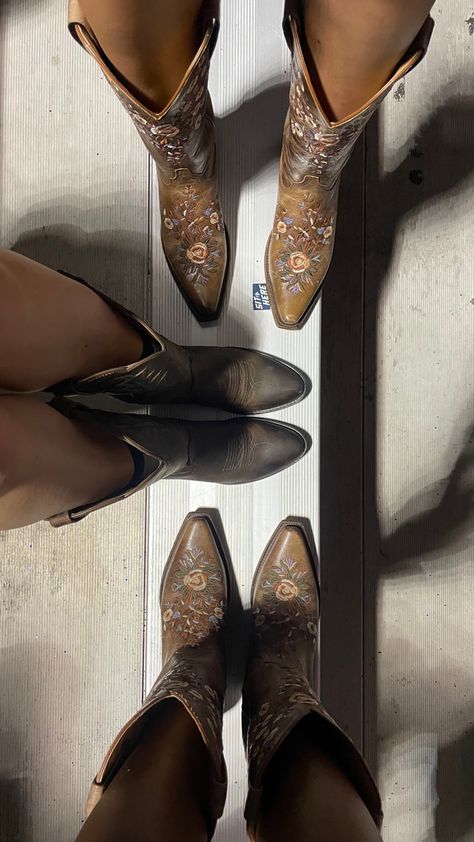 Cowboy Boots Aesthetic, Glowing Aura, Boots Aesthetic, Cute Cowgirl Boots, Country Aesthetic, Cowboy Aesthetic, Looks Country, Western Life, Cowgirl Aesthetic