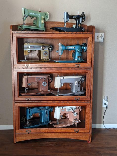 Sewing Machine Collection Display, Sewing Machine Display Ideas, Vintage Sewing Machine Display, Vintage Sewing Room Inspiration, Victorian Sewing Room, Antique Craft Room, Antique Sewing Room, Sewing Machine Display, Vintage Sewing Rooms