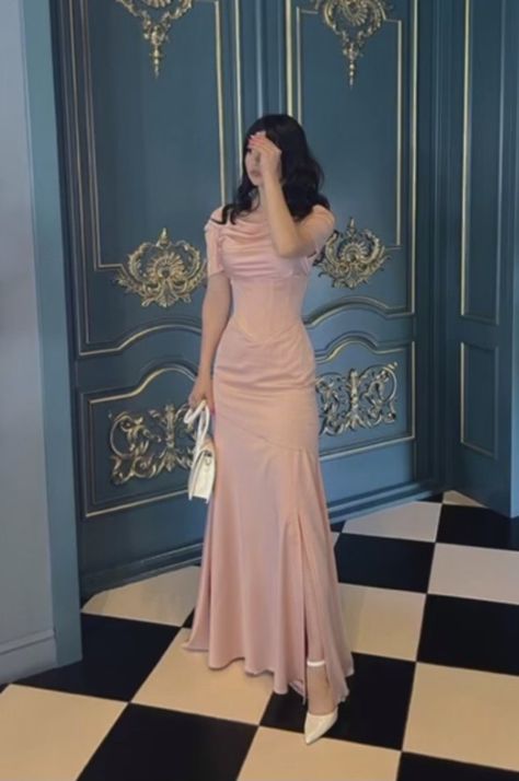 Dress Promnight Elegant, Fancy Dress For Teens, Pink Dress Fashion, Farewell Dresses, Dinner Gowns, Simple Gowns, Soiree Dress, Dinner Dress Classy, Modest Dresses Casual