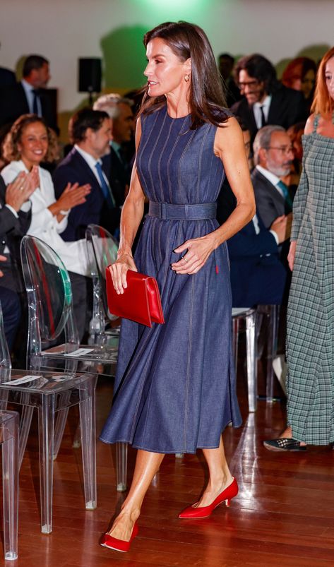 Queen Letizia Attends Retina Eco Award Ceremony — Royal Portraits Gallery Royal Outfit Ideas, Vestidos Carolina Herrera, Spanish Queen, Estilo Real, Royal Brides, Spanish Royal Family, Red Accessories, Letizia Of Spain, Royal Outfits