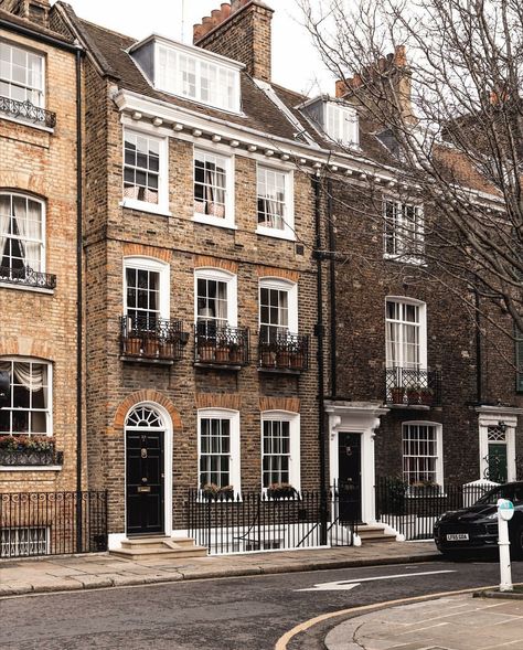 Houses In London, London List, English Townhouse, Row Of Houses, Georgian Terrace, Townhouse Exterior, Apartments Exterior, San Myshuno, Apartment Exterior