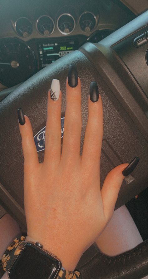 Simple October Nails Black, Spider Web Accent Nail, Subtle Halloween Nails Coffin, Coffin Style Halloween Nails, Easy Nail Designs For Halloween, Black And Accent Nails, Black Base Halloween Nails, Matte Black Nail Ideas Halloween, Dip Nail Halloween Ideas