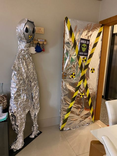 Alien Photo Booth, Diy Alien Party Decorations, Alien Themed Halloween Party, Area 51 Party Ideas, Cowboys And Aliens Party Theme, Area 51 Party Decorations, Diy Alien Decorations, Alien Party Ideas, Alien Themed Birthday Party