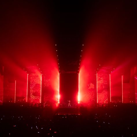 Beautiful Stage Design, Japanese Set Design, Concert Stage Lighting, Wings Stage Design, Concert Design Stage, Mini Stage Design, Concert Set Design, Stage Ideas Concert, Small Stage Design