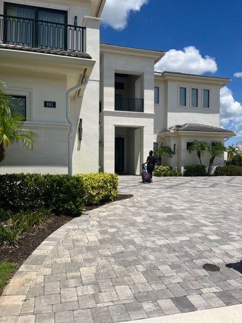 black girl luxury • vacation • florida • orlando • airbnb Houses In Miami Florida, Orlando Airbnb, Miami Airbnb, Houses In Miami, Florida Airbnb, Orlando Homes, Orlando Florida Vacation, Florida Mansion, Airbnb House