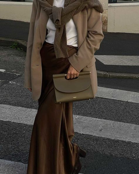 Brown Maxi Skirt Outfit, Brown Satin Skirt, Spring Maxi Skirt Outfit, Winter Maxi Skirt Outfit, Brown Skirt Outfit, Brown Maxi Skirt, Maxi Skirt Winter, Satin Skirt Outfit, Brown Maxi Skirts