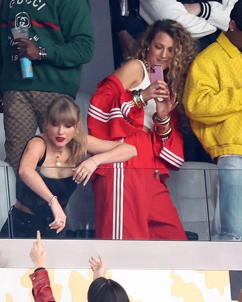 Super Bowl LVIII (Taylor's Version). Despite the 17 hour time difference and the 12-and-a-half hour flight between Tokyo and Las Vegas, @TaylorSwift has officially arrived (with none other than @BlakeLively and @IceSpice) to watch her beau, Travis Kelce of the Kansas City Chiefs play the San Fransisco 49ers. Tap the link in our bio to see more. Allegiant Stadium, Chiefs Game, Blonde Cat, All About Taylor Swift, Swift Photo, Taylor Swift Funny, Allegiant, Long Live Taylor Swift, Live Taylor