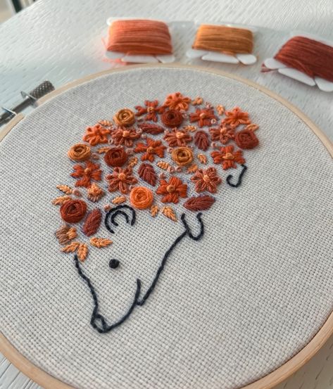 Easy Embroidery For Beginners Patterns, Animal Embroidery Simple, Embroidery Animals Easy, Embroidery Ideas Clothes, Embroidery Ideas For Beginners, Hedgehog Embroidery, Fall Embroidery, Embroidery Hoop Art Diy, Simple Hand Embroidery Patterns