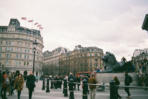 London, England London On Film, London Film Photography, Uk Aesthetic, London People, Film Camera Photography, Walking On The Street, London Family, London Vintage, London Film