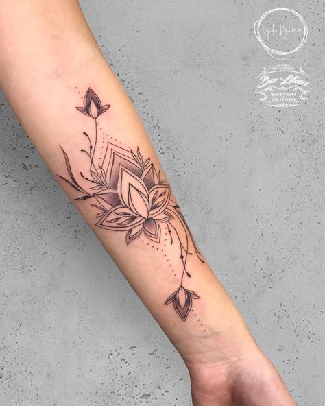 Arm Tattoos For Women Forearm, Forearm Tattoo Girl, Vines Tattoo, Tato Lengan Bawah, Unique Forearm Tattoos, Lower Arm Tattoos, Inner Arm Tattoos, Inner Forearm Tattoo, Small Forearm Tattoos