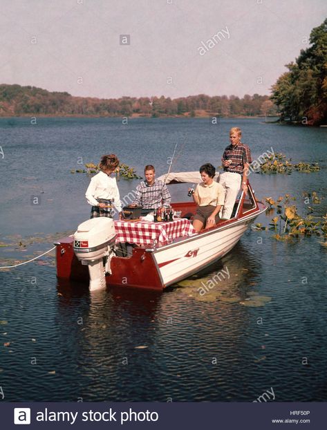 Picnic On A Boat, Boat Picnic, Picnic Boat, Holidays Pictures, Summer Palette, Vintage Boats, Pic Nic, Yacht Life, History Images