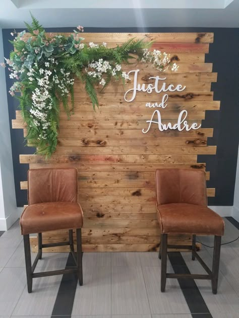 Wood Picture Backdrop, Wedding Wood Backdrop Ideas, Plant Wall Photo Backdrop, Wooden Backdrop With Greenery, Pallet Flower Wall, Pallet Backdrop Ideas, Wedding Pallet Backdrop, Wedding Photo Wall Backdrop, Wooden Pallet Backdrop