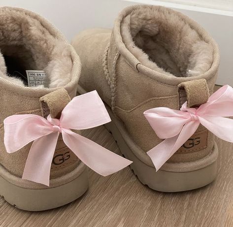 Cute Uggs, Uggs With Bows, Pink Uggs, Skor Sneakers, Dr Shoes, Preppy Shoes, Pretty Shoes Sneakers, Pink Bows, Pink Girly Things