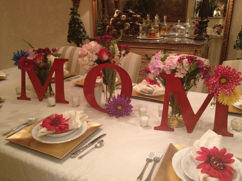 mothers day tablescape Table Decor For Mothers Day, Mother's Day Home Decoration, Mother's Day Centerpiece Ideas, Mothers Day Dinner Decor, Mother's Day Table Decorations, Diy Mothers Day Decorations, Mother’s Day Room Decoration, Mothers Day Lunch Ideas Table Settings, Mother’s Day Table Deco