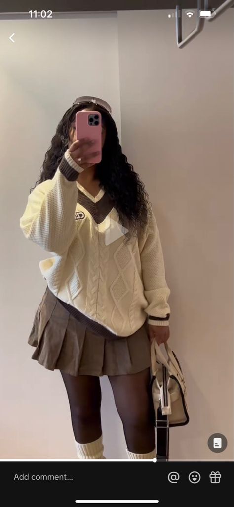 Brown Mini Skirt Outfit Black Women, Tan Sweater Skirt Outfit, Brown Skirt Ideas Outfit, Khaki Skirt Outfit Winter, Thanksgiving Inspo Outfits, Winter Skirt Outfit Black Women, Paris Outfit Black Women, Cardigan And Skirt Outfit Black Women, Cute Winter Outfits Skirt