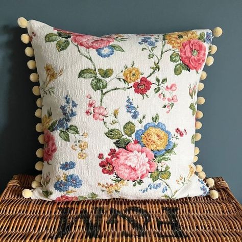 Aesthetic Cushion Covers, Flower Cushion Pattern, Cushion Covers Ideas, Damask Patterns, Colorful Cottage, Diy Sewing Gifts, Floral Cushion Covers, Tapestry Cushion, Decor 2024