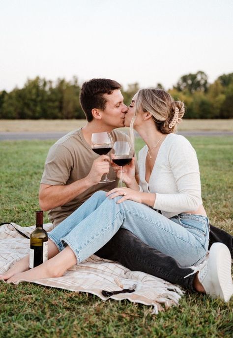 Picking Up Engagement Photos, Engagement Photos With Wine, Wine Engagement Photos, Engagement Photos Winery, Engagement Photo Picnic, Couple Photoshoot Picnic, Proposal Poses, Engagement Photos Picnic, Couples Picnic Photoshoot