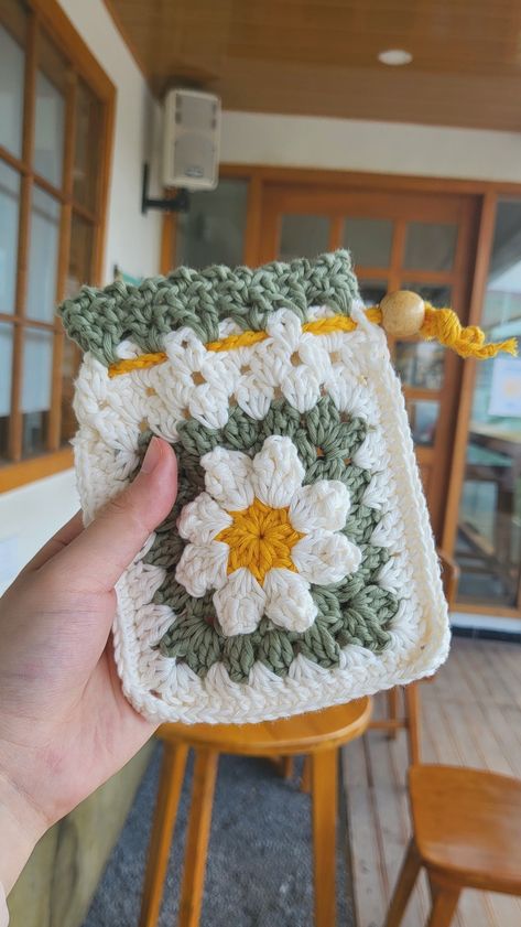 Granny Square Pouch Granny Square Pouch, Sac Granny Square, Crochet Craft Fair, Daisy Granny Square, Crochet Drawstring Bag, Pouch Crochet, Pola Macrame, Confection Au Crochet, Crochet Twist