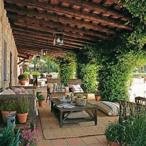 Ohlala Modern Mediterranean Backyard, Mediterranean Backyard, Taman Air, Terrasse Design, Spanish Style Homes, Hacienda Style, Mediterranean Decor, Outside Living, Terrace Design