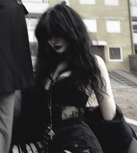 Vogue Dark Aesthetic, Goth Girl Aesthetic Pfp, Goth Aesthetic Women, Grunge Edit Photo, Goth Oc Art Girl, Goth Aesthetic Photos, Alt People Aesthetic, Goth Photo Editing, Pretty Goth Aesthetic