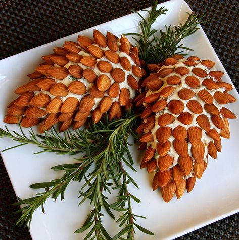 Pinecone Cheeseball Recipe, Pine Cone Cheese Ball, Eggnog Rezept, Easy Christmas Party, Christmas Appetizers Party, Cheese Ball Recipes, Christmas Food Dinner, Thanksgiving Appetizers, Party Appetizer