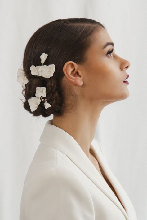 Flowers hair pins set <br><em>—Aster</em></br> - Moa Moa: bridal, evening & everyday jewellery and accessories handmade Bridal Hair For Humid Weather, Wedding Hairstyle Flowers, Flowers In Brides Hair, Flower Hair Wedding, Low Bun Bridal Hair, Bride Hair Flowers, Floral Hair Piece Wedding, Wedding Hairstyles And Makeup, Headpiece Wedding Hair