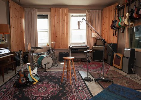 "Midtown Manhattan is no longer where music magic is made; these Brooklyn engineers, musicians and the studios they run are the future of the industry." Music Setup, Band Rehearsal, Studio Music Room, Recording Room, Interior Magazine, Music Room Design, Band Room, Studio Aesthetic, Drum Room